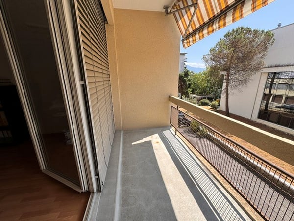 Bureau de 2 pièces de 60m2 environ au 2ème étage gauche comprenant deux pièces, une cuisine équipée, une salle de douches/WC, un WC séparé et un balcon. Possibilité d'avoir une place de parc extérieure. 5