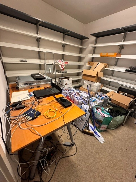 Bureau de 2 pièces de 60m2 environ au 2ème étage gauche comprenant deux pièces, une cuisine équipée, une salle de douches/WC, un WC séparé et un balcon. Possibilité d'avoir une place de parc extérieure. 2