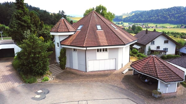 Landhausvilla mit einzigartiger Architektur und Ausbaupotenzial 1