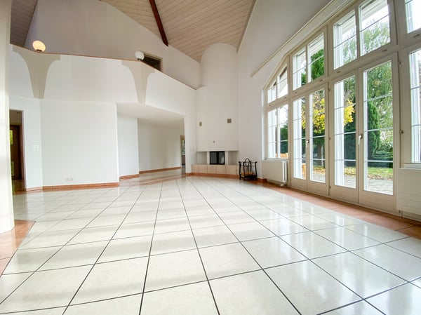Landhausvilla mit einzigartiger Architektur und Ausbaupotenzial 5