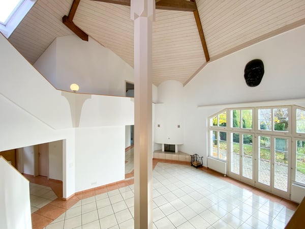 Landhausvilla mit einzigartiger Architektur und Ausbaupotenzial 11