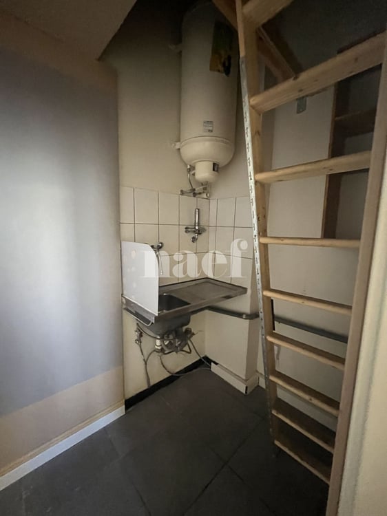 Local commercial avec vitrine et entrée sur rue 10