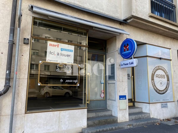 Local commercial avec vitrine et entrée sur rue 2
