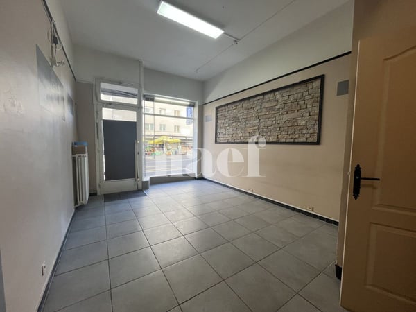 Local commercial avec vitrine et entrée sur rue 3