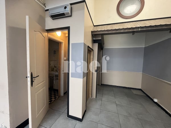 Local commercial avec vitrine et entrée sur rue 6