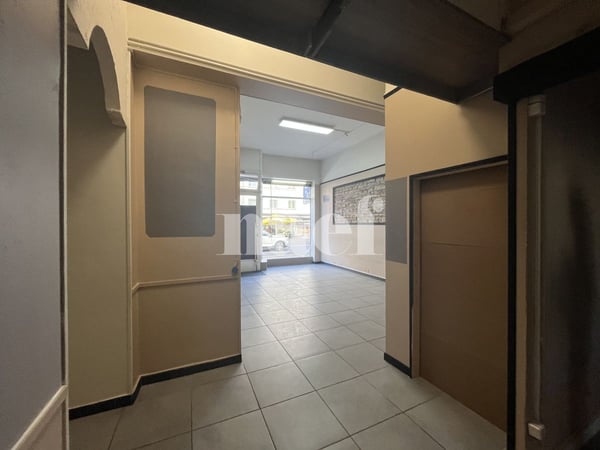 Local commercial avec vitrine et entrée sur rue 5