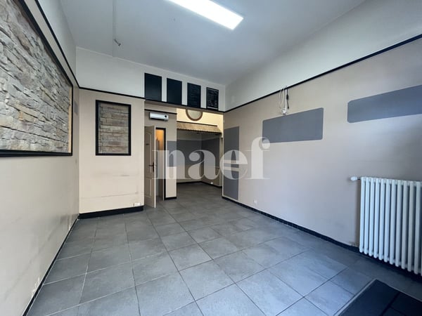 Local commercial avec vitrine et entrée sur rue 4