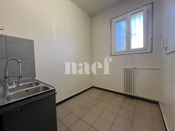 Local commercial avec vitrine et entrée sur rue 7