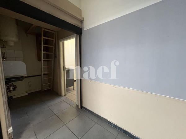 Local commercial avec vitrine et entrée sur rue 9