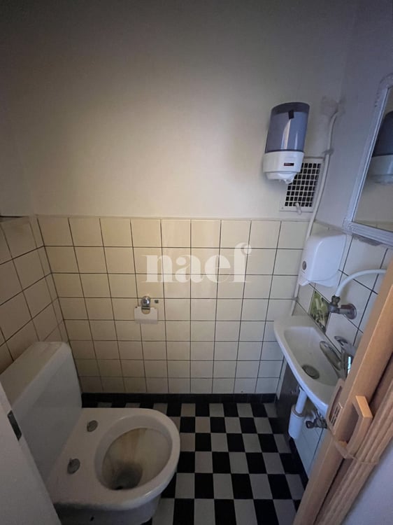 Local commercial avec vitrine et entrée sur rue 8