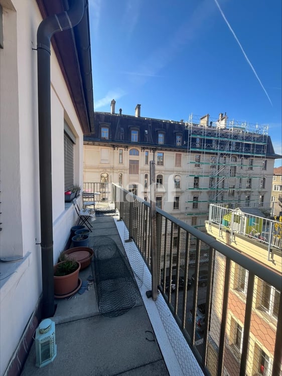 Superbe 1 pièces lumineux avec un long balcon en