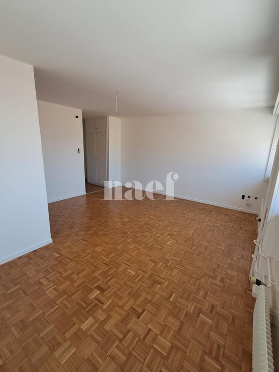 Studio 8e étage (immeuble avec ascenseur) 2