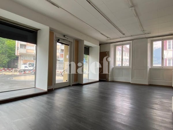 Local commercial avec vitrine et entrée indépendante au centre-ville 5