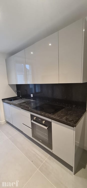 Appartement de 4 pièces rénové récemment avec balcon et véranda 1