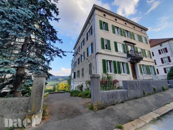 Appartement de 4 pièces rénové récemment avec balcon et véranda 10