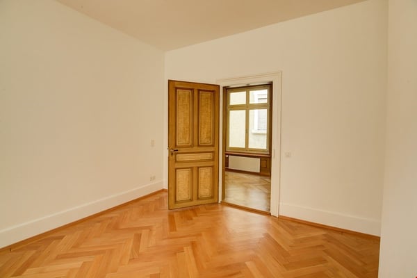 Büro in grosszügiger Altbauwohnung mit viel Charme 6
