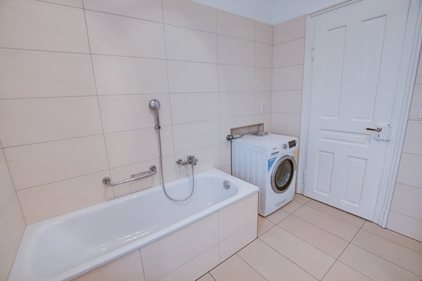 Büro in grosszügiger Altbauwohnung mit viel Charme 11