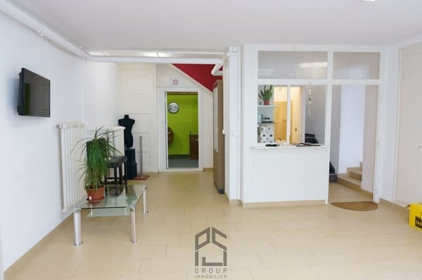 Espace pour les soins médicaux, bureaux ou entreprôts 8