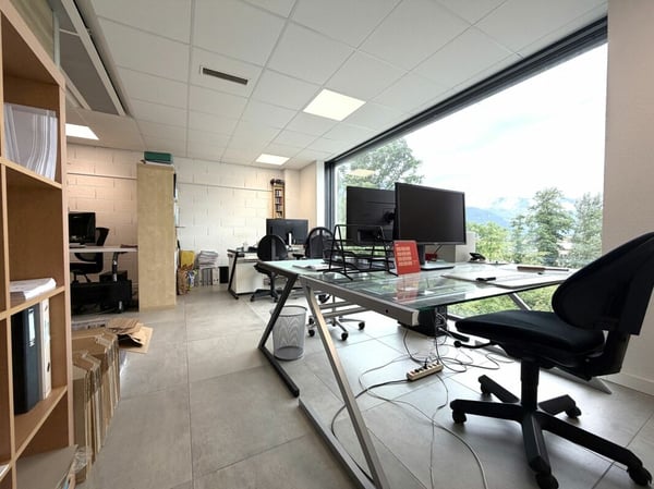 Bureau spacieux avec espace conférence à louer 3