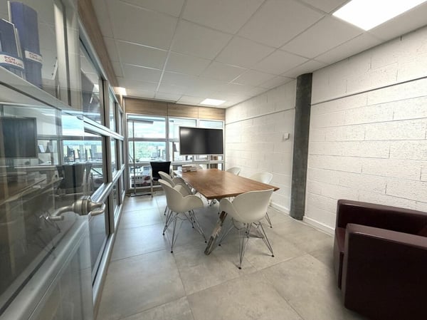 Bureau spacieux avec espace conférence à louer 8