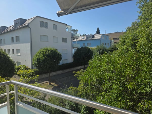 Helle 4.5-Zimmer-Wohnung mit Balkon und Garage in Dietikon 2