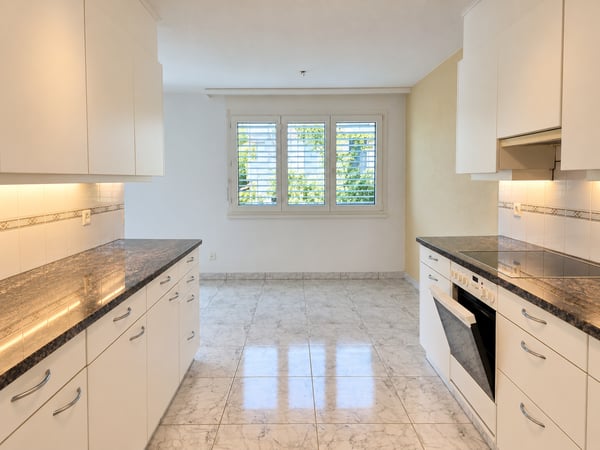 Helle 4.5-Zimmer-Wohnung mit Balkon und Garage in Dietikon 7