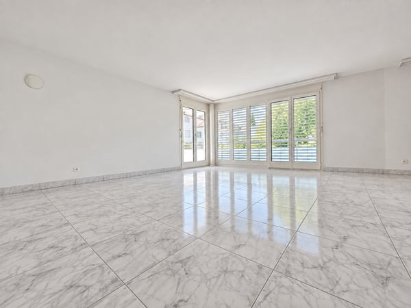 Helle 4.5-Zimmer-Wohnung mit Balkon und Garage in Dietikon 3
