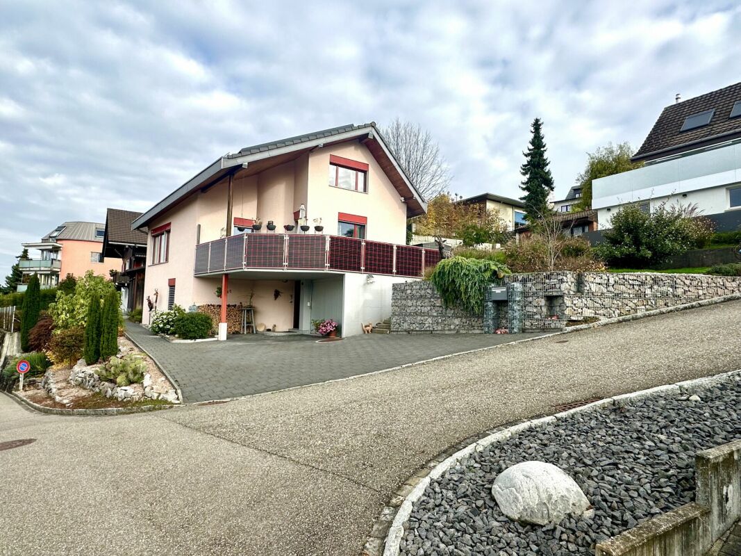 Bild 4.5-Zimmer-Einfamilienhaus mit PV-Anlage