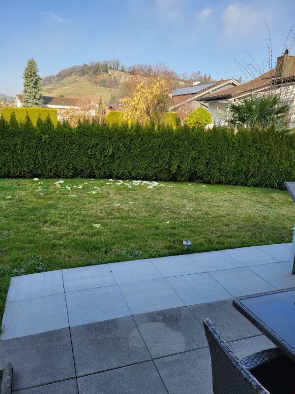 Bild Helle 3.5 Zimmer Garten Wohnung mit Sitzplatz ins Grüne Kopie