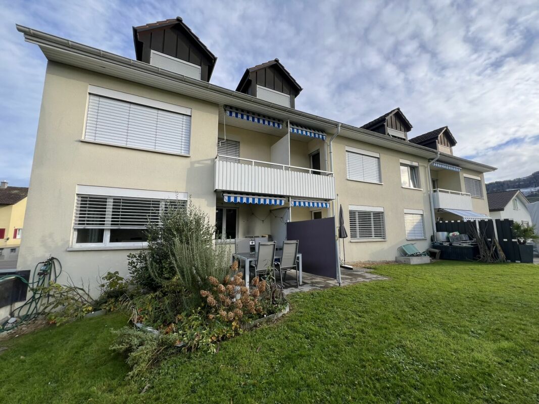 Charmante 3.5Zi Dachwohnung im Grünen