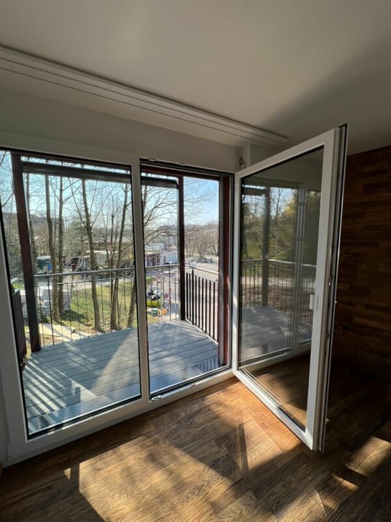 Stylische 2,5-Zimmer-Wohnung mit Balkon und Holz-Charakter