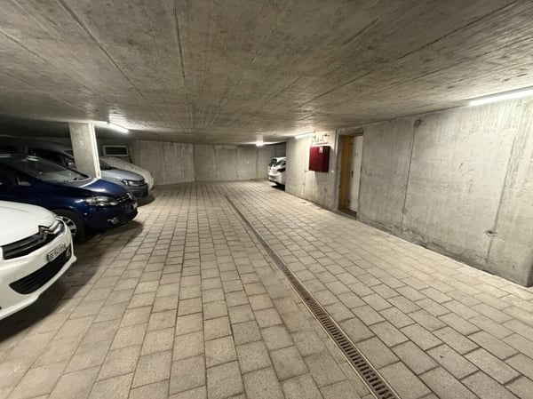 Einstellhallen Plätze & Aussenparkplätze 8