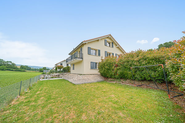 Magnifique appartement-duplex de 5,5 pièces avec balcon, jardin et superbe vue 1
