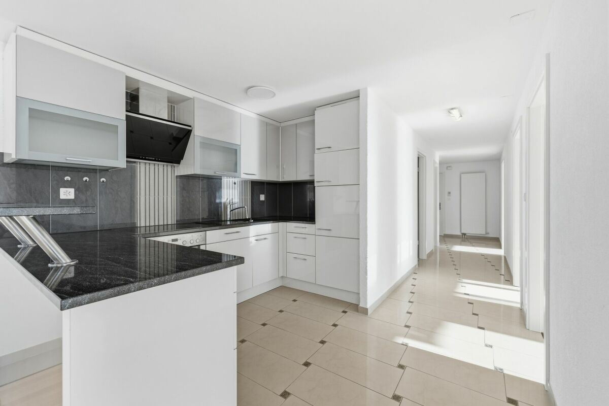 Renovierte 4.5-Zimmer-Wohnung mit grosszügigem Balkon, Lift und Garage