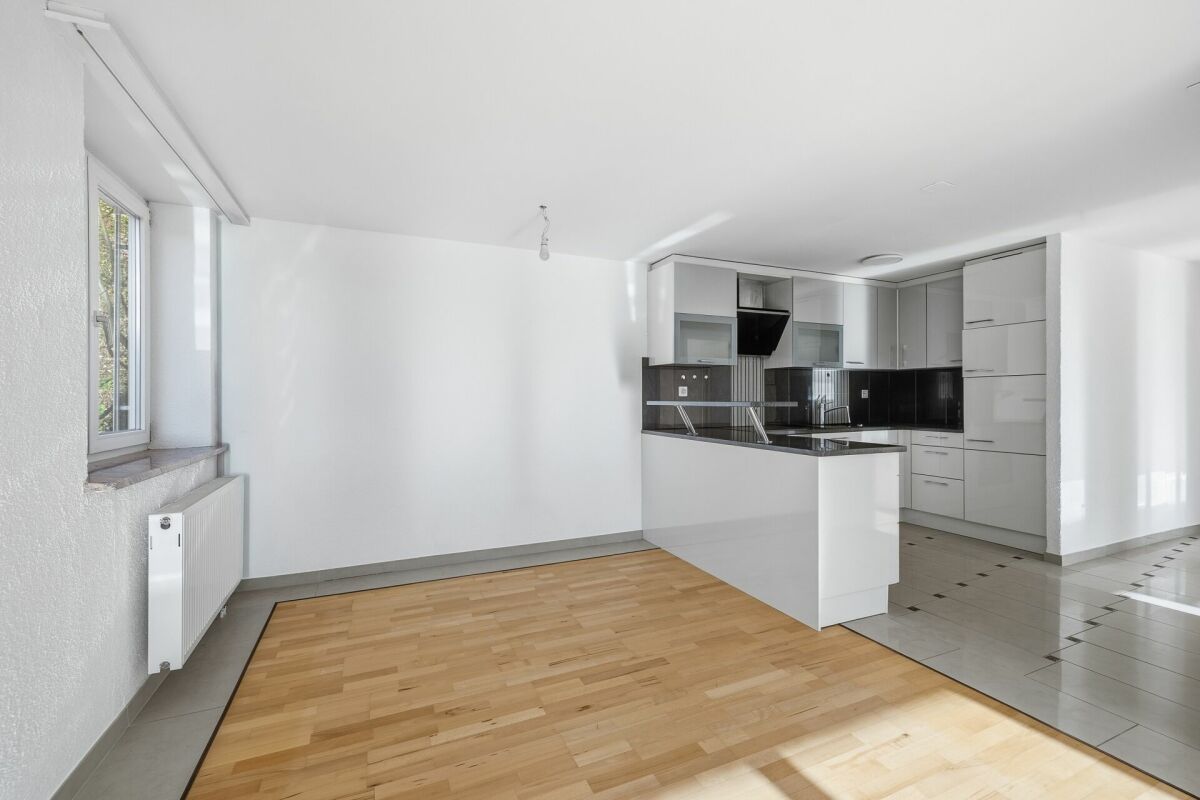 Renovierte 4.5-Zimmer-Wohnung mit grosszügigem Balkon, Lift und Garage