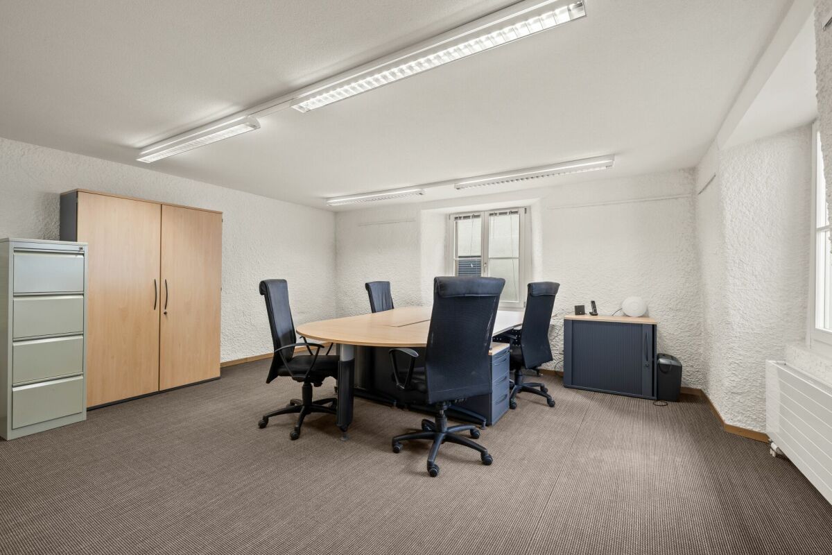 Möblierter Büroraum inkl. Sitzungszimmer & Parkplätze
