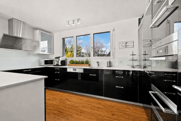 Grosszügiges 6.5-Zimmer Einfamilienhaus mit Pool & Wintergarten 4