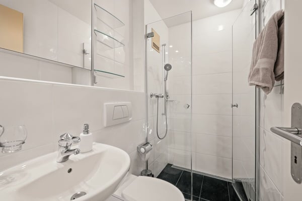 Grosszügiges 6.5-Zimmer Einfamilienhaus mit Pool & Wintergarten 11
