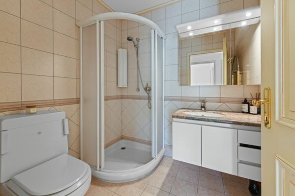 Villa mit Einliegerwohnung, Pool und Weitsicht - ein Zuhause voller Möglichkeiten 12