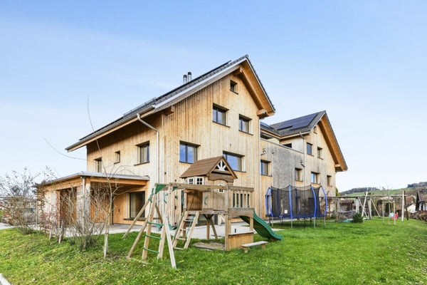 Modernes 1.5-Zimmer-Doppeleinfamilienhaus mit Gartenidylle und hochwertiger Ausstattung 1