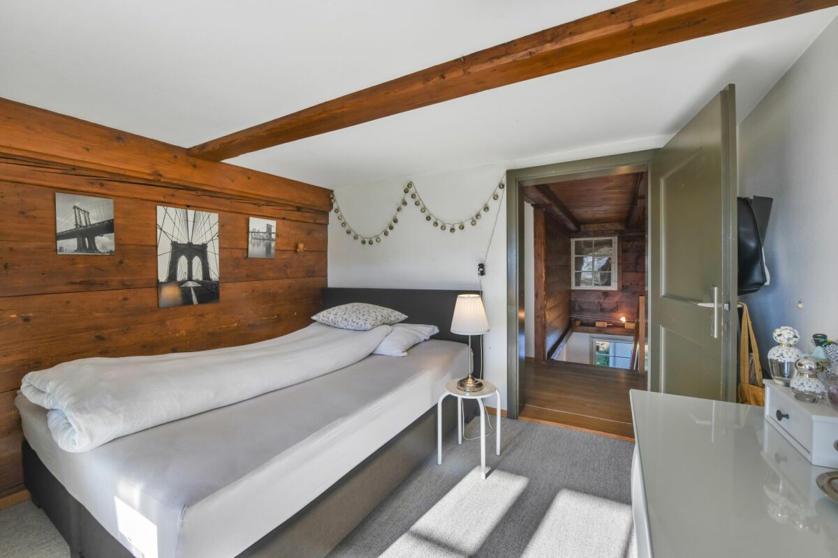 6.5 ZIMMER DOPPELEINFAMILIENHAUS MIT GROSSEM GARTEN UND EINLIEGERWOHNUNG