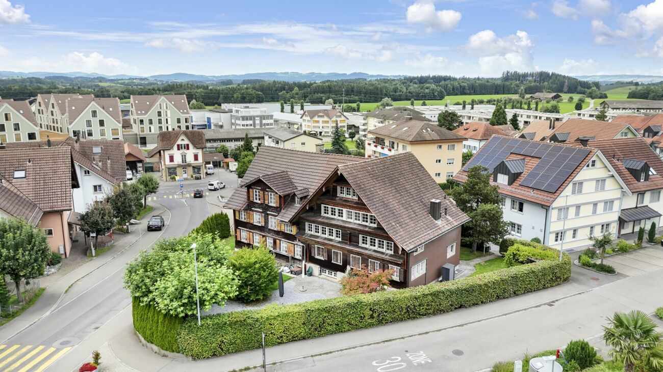 6.5 ZIMMER DOPPELEINFAMILIENHAUS MIT GROSSEM GARTEN UND EINLIEGERWOHNUNG