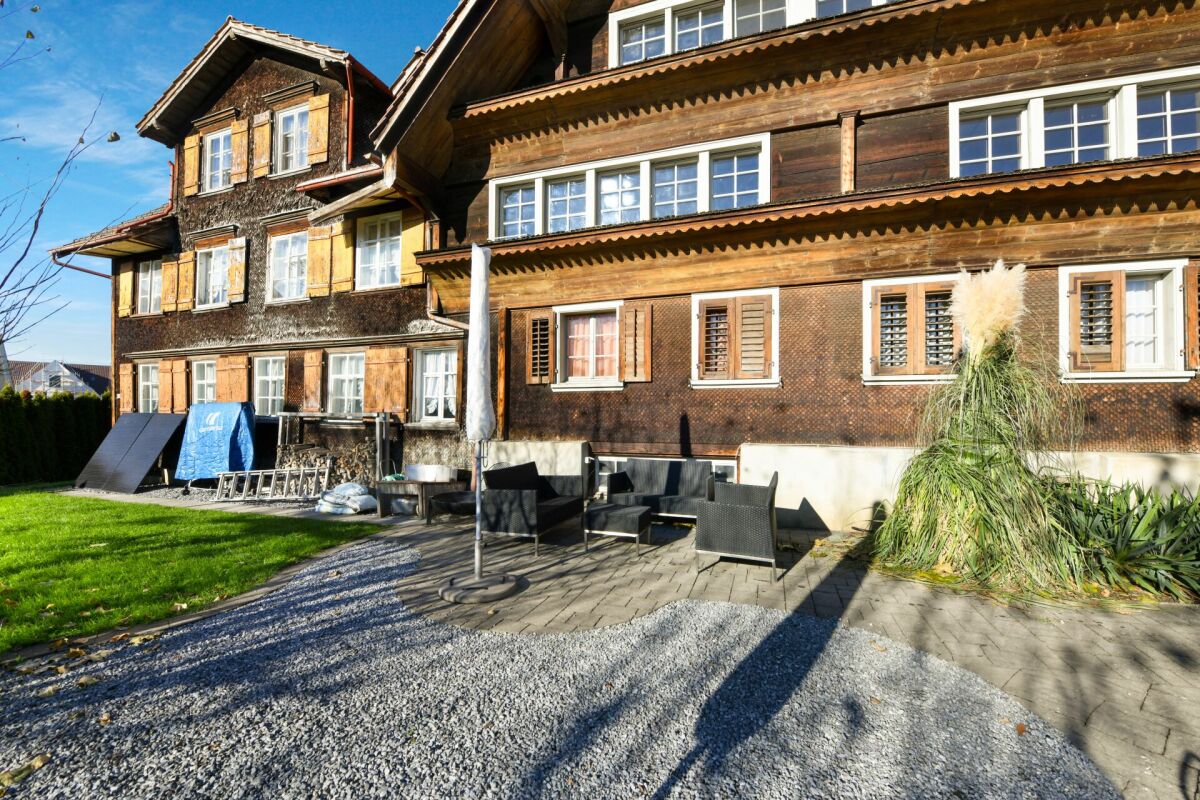 6.5 ZIMMER DOPPELEINFAMILIENHAUS MIT GROSSEM GARTEN UND EINLIEGERWOHNUNG