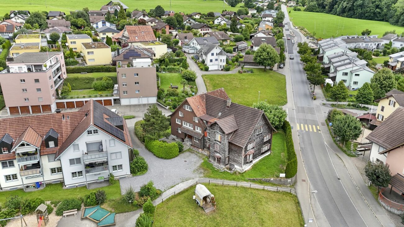 6.5 ZIMMER DOPPELEINFAMILIENHAUS MIT GROSSEM GARTEN UND EINLIEGERWOHNUNG