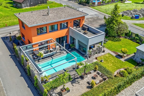 Modernes Wohnerlebnis mit Weitblick -  Einfamilienhaus mit Pool, Gartenidylle  und Panoramasicht 1