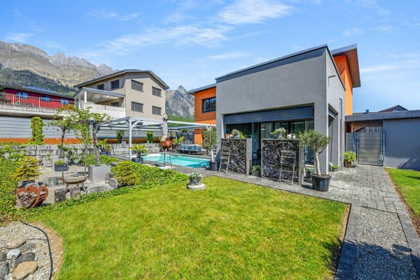 Modernes Wohnerlebnis mit Weitblick -  Einfamilienhaus mit Pool, Gartenidylle  und Panoramasicht 2