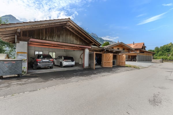 Bauernhaus / Ferienhaus mit separaten Doppelgaragen 47