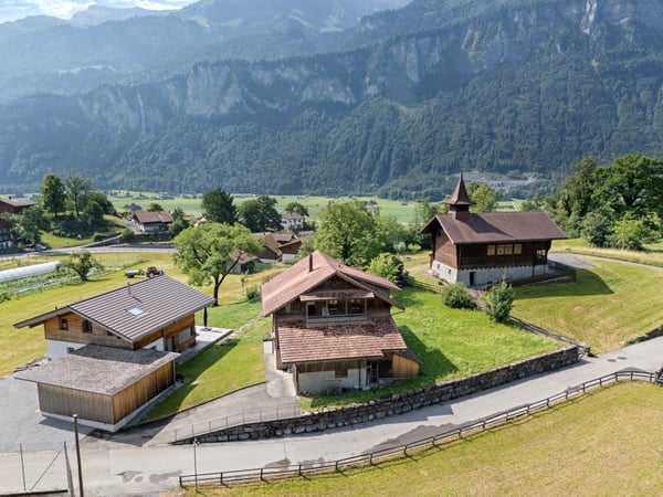 Bauernhaus / Ferienhaus mit separaten Doppelgaragen 1