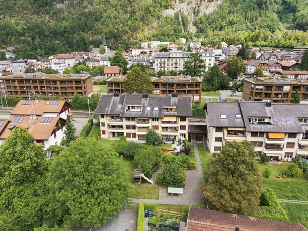 Familienfreundliche 5.5-Zimmer-Gartenwohnung - zentral in Meiringen 5