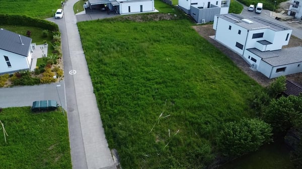 Terrain équipé avec projet de construction et permis en force 6